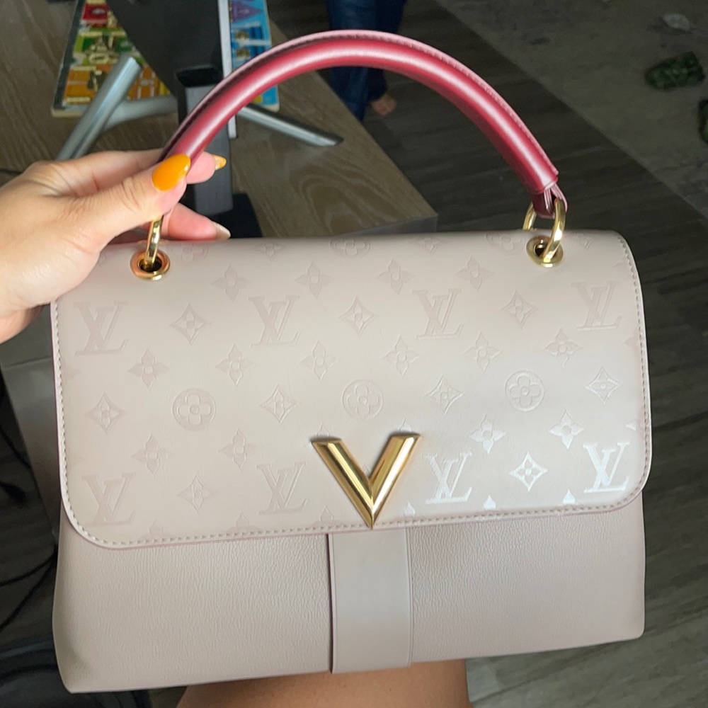 Brand new Louis Vuitton Very one handle. Only used once.